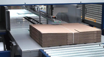 Packaging conveyor for cardboard boxes